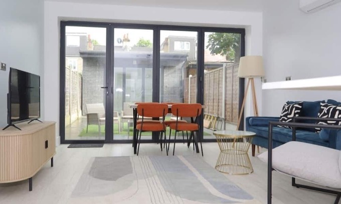 Lea Bridge Apartment | Spacious elegant apartment
