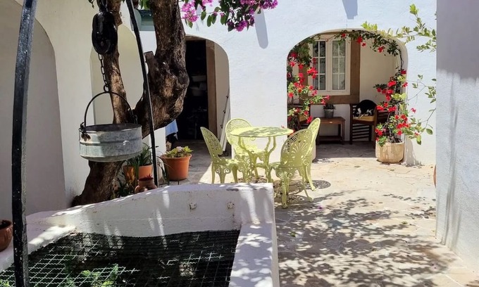 Sines House | Room 'Garden' with Shared Garden and Wi-Fi