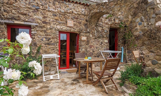 Carrapateira Apartment | Studio Apartment 'Agua' with Mountain View, Shared Terrace and Wi-Fi