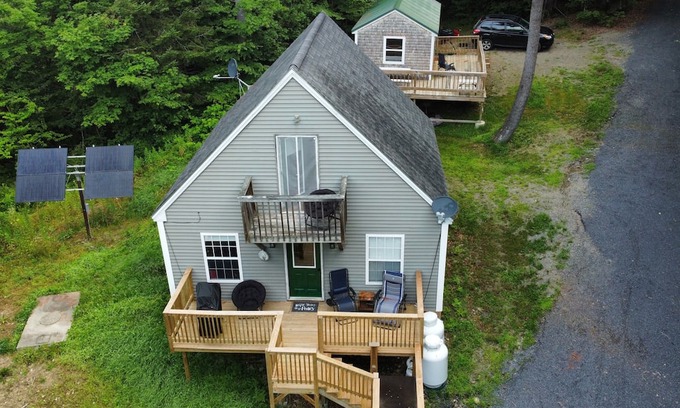 Bingham Cabin | Cozy 1 bedroom cabin with a loft, living space with internet, and a creek!