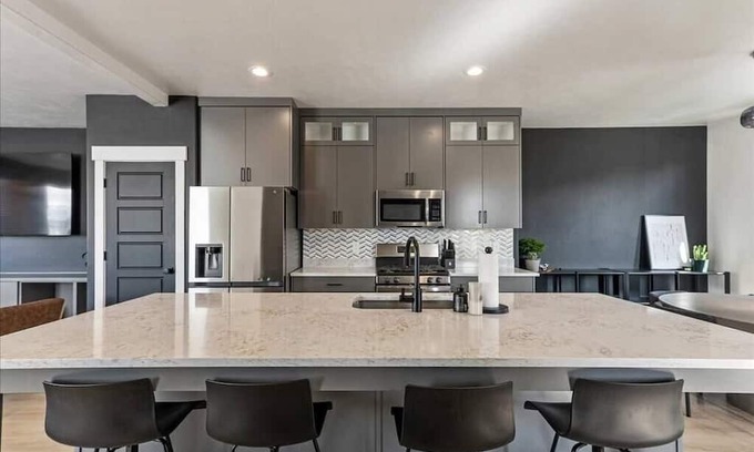 American Fork House | New! Onyx Oasis | 2 Car Garage | TV | Central