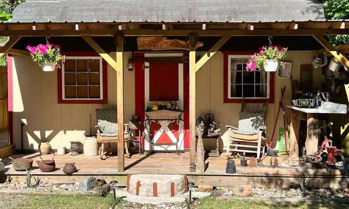 Yulee Cabin | Cozy 200 ft tiny house with WiFi, AC, located in nature and close to so much.