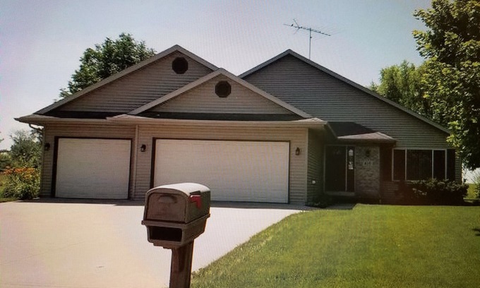 Omro House | Enjoyable house with AC in Omro for EAA! Vacant home new high queen air mattress