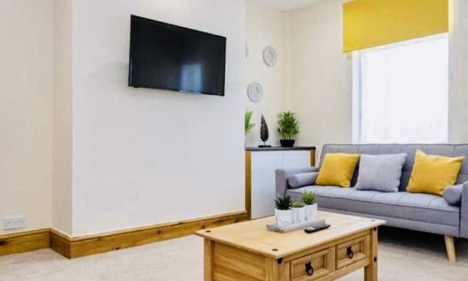 St Helens House | Charming 2BR House in St Helens - FREE Parking
