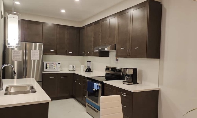 Ottawa Division House | Modern & Classy 4 Bedroom&3.5 Bath w/SelfCheck-In+Kitchen & Parking-Ottawa