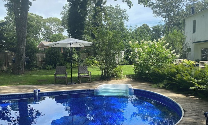 Clearwater Beach House | Charming 4-bedroom house with AC and WiFi in peaceful East Hampton with pool
