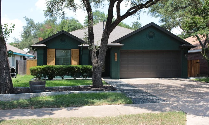 Deer Park At Maple Run House | Charming 3-BDR Home w/Fireplace, Games, Wine Cooler & More by Downtown Austin!