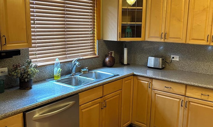 Streamwood House | Cozy 3-Bedroom House in a Prime Location for Families