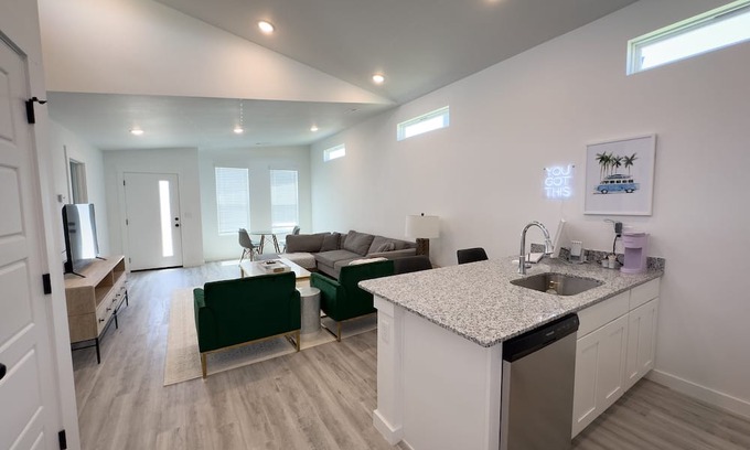 Centerton House | Cozy Retreat with Hot Tub and Kitchen in Bentonville