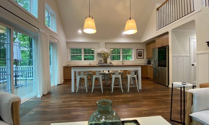 Treasure Lake House | Bright Lake View Home in Bimini, Perfect for Families!