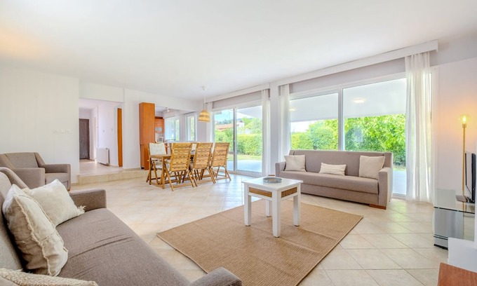 Urla Villa | Relaxing Villa with Garden Near Altinkoy Beach in Urla