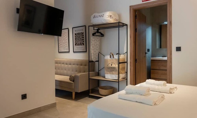 Montolivet Apartment | Trendy Apartment Near Ruzafa with Spa & Breakfast Options