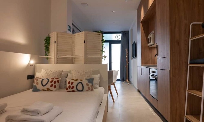 Montolivet Apartment | Modern Studio Retreat Steps from Ruzafa’s Vibrant Scene
