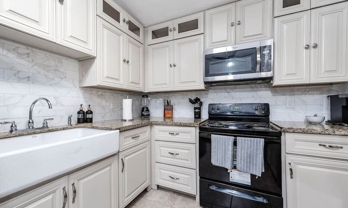 Cypress House | Spacious 7BD Retreat with Pool, Spa & Sports Court