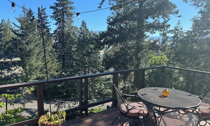 Ashland Apartment | Unforgettable Getaway on Mountain Avenue with Ocean View
