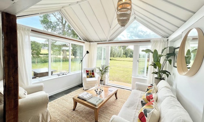 Yattendon House | Idyllic riverside cottage