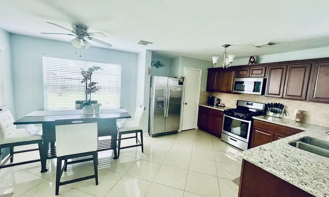 Southeast Houston House | Near Stadium! Comfort + Location, game room & pet friendly
