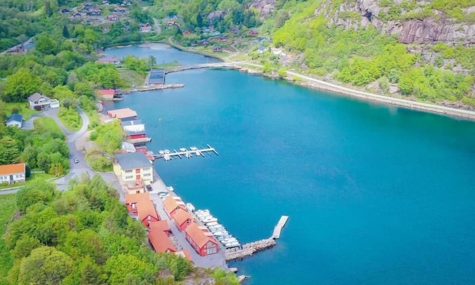 Spangereid House | Holiday home "Ramsland Brygge 5", on the fjord Ramslandsvågen near Ramsland, Spangereid-Lindesnes, southern Norway, max 4 adults child, 2 bedrooms, 1 bathroom, boat mooring at the jetty in front of the house, terrace at the house, final cleaning .