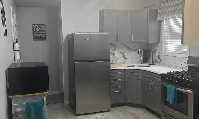 Weequahic Apartment | Superb 2-bedroom apartment in charming Newark with AC, WiFi, dresser