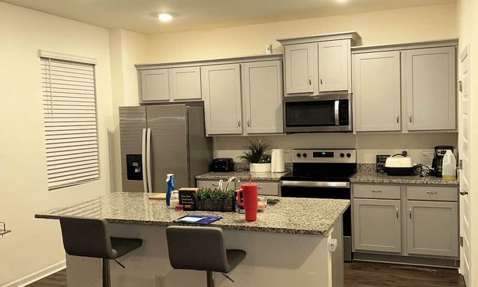 Stockbridge House | Clean and stylish 1-bedroom with WiFi, AC near ATL
