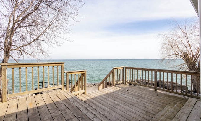 Stoney Creek Cottage | Beautiful 3Br Waterfront Cottage Located Directly on Lake Ontario!