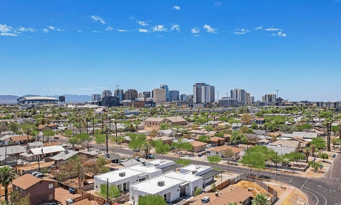Downtown Phoenix House | 2-bedroom 2 bath modern house mile from Phoenix downtown. Private ground level
