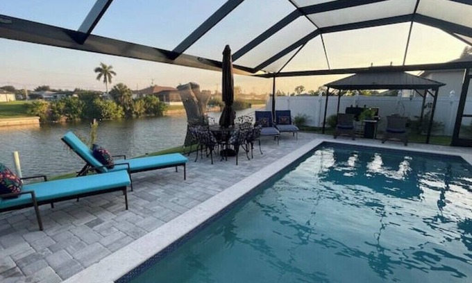 Fort Myers Cabin | Amanecer en la Piscina