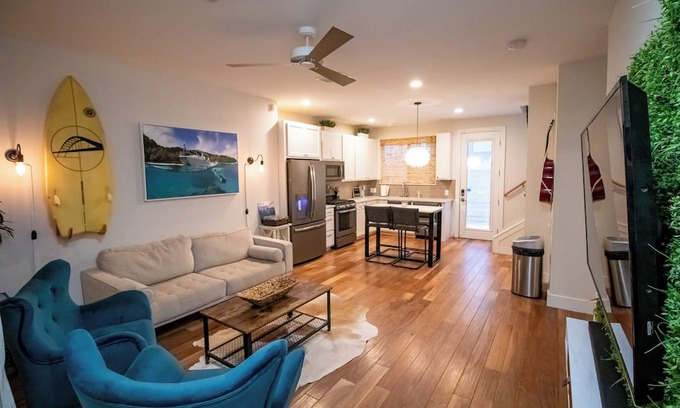 Dawson House | Prime Location at SoCo House with Rooftop Deck & Breakfast