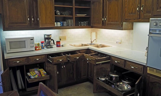Sugarcreek House | Idyllic Country Acres Retreat with Spacious Backyard & Kitchen