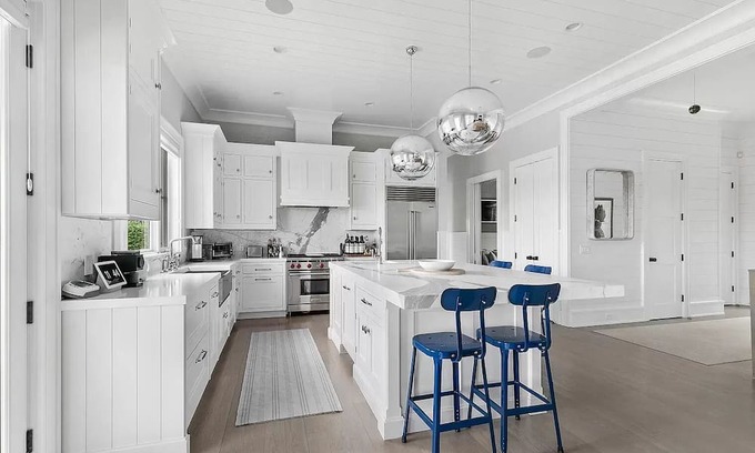Wainscott House | Modern Farmhouse in Wainscott - Steps to the Beach