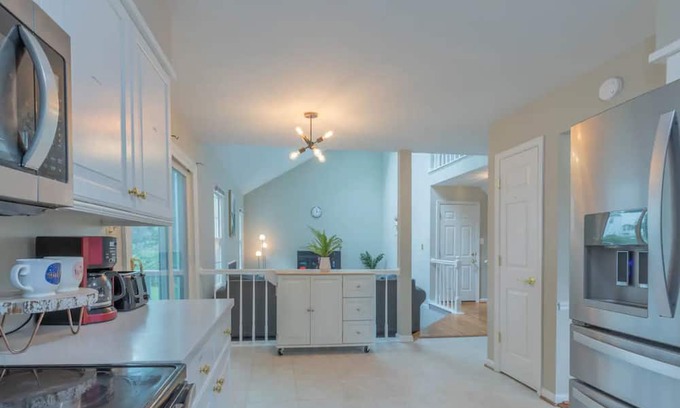 Brambleton House | Modern Home with Cinema, Gym, and Spa Amenities