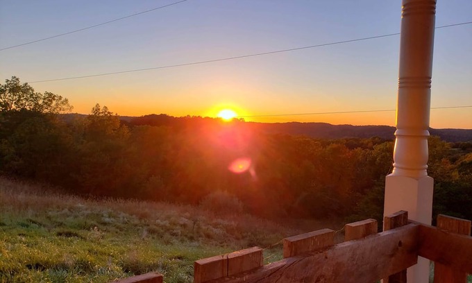 Palestine House | Serenity Ridge: Family Getaway with Breathtaking Views