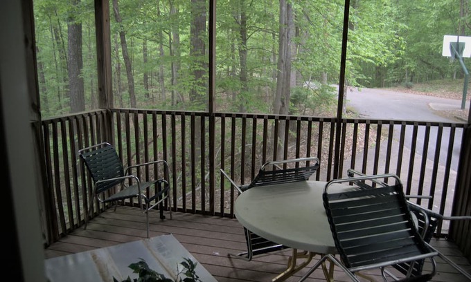 Albany Cabin | Cozy 1 Bedroom Cabin located near Lake Cumberland.