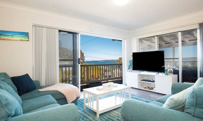 Long Beach House | Sea Breeze Retreat: Pet-Friendly Ocean View Awaits!