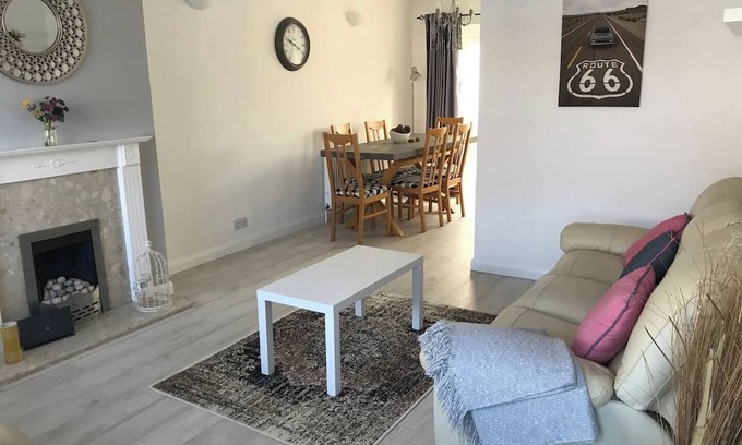 Dadlington House | Immaculate 2-Bed House in Coventry with Spa & Breakfast