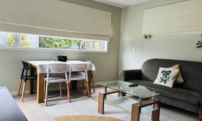 Wellington Apartment | Sunny House with Garden Views: Family & Pet Friendly Stay