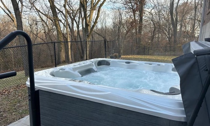 Hannibal House | Pet-Friendly Executive Home Near Historic Trails with Hot Tub