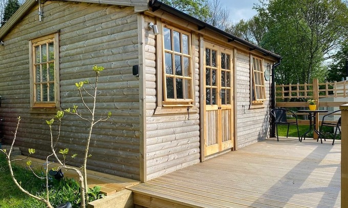 Millthorpe Cabin | Charming Cabin for Two with Kitchen in Peak District