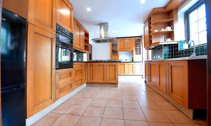 The Lane House | Spacious Six-Bedroom Home Near Central London