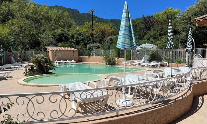 Gravieres Ski Chalet | Cozy Chalet Nature with Pool & Spa for Family Getaways