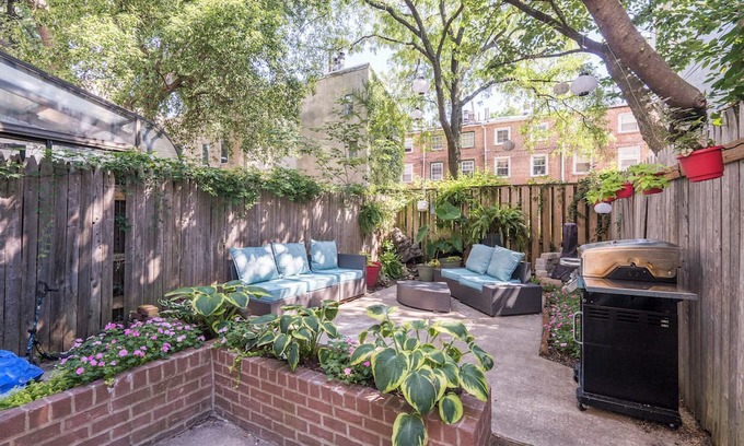Queen Village House | Convenient La Casa Blanca Townhome Near Philly Attractions