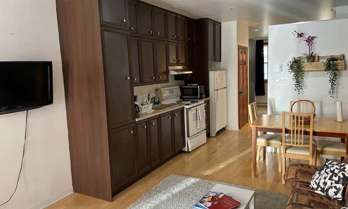 De Lorimier Apartment | Inviting Apartment in Plateau – Family-Friendly Stay