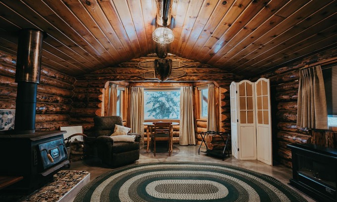Trapper Creek House | Anna's 2-Story Retreat with Spa and Family-Friendly Vibes