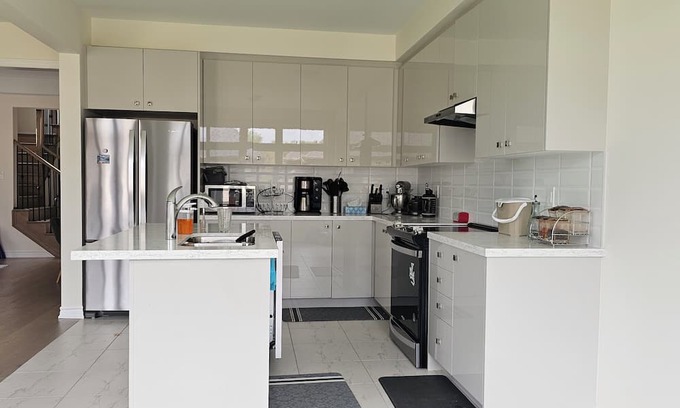 York Regional Municipality House | Inviting Room with Breakfast and Child-Friendly Amenities