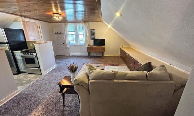 West Bend House | Family-Friendly 2 Bedroom Retreat with Kitchen & Breakfast
