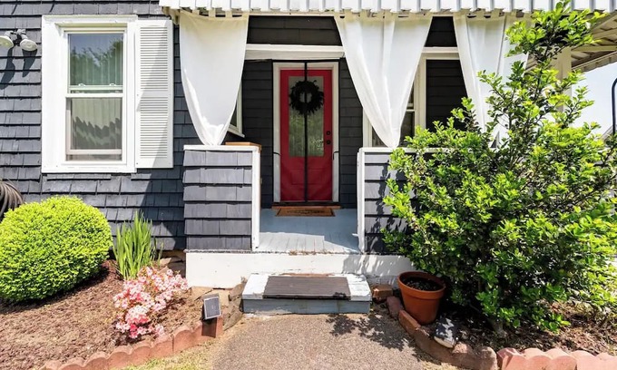 Port Ewen House | Mermaid Cottage: River Views & Pet-Friendly Comfort