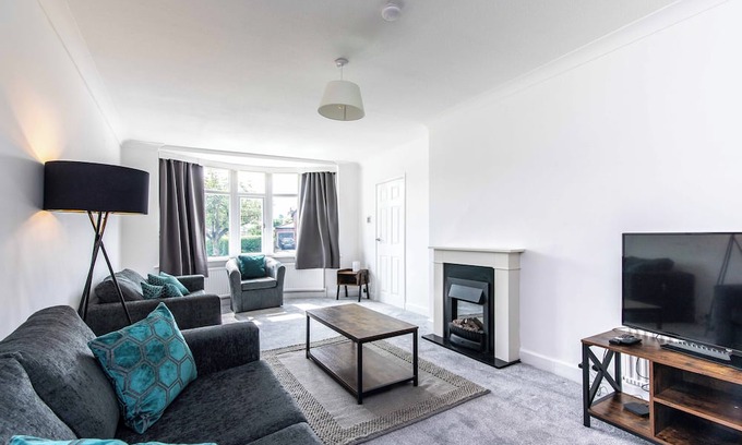 Stapleford House | Family-Friendly 4BR Home in Bramcote with Parking