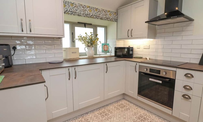 Farlow Cottage | Discover Burrows End: Pet-Friendly Retreat with Cozy Fire