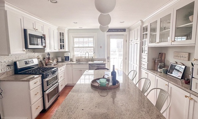 Winthrop House | Enchanting Boston Sandy Shanty: Steps from the Sea