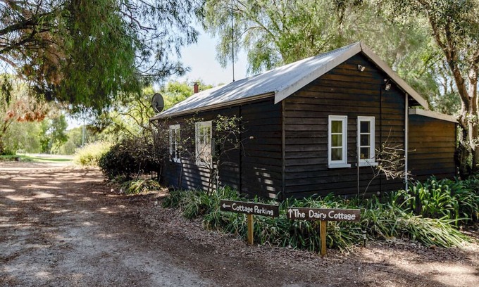 Rosa Brook Cottage | Stylish Traditional Farm Cottage with Spa & Hot Tub Retreat
